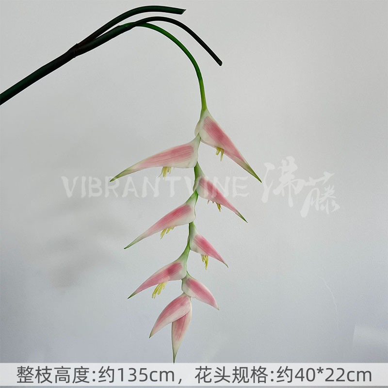ピンク系のシミュレーション花の結婚式場は造景の偽の花の背景の壁を配置して花の天井の花の路を飾って生け花の娟花を導いています。