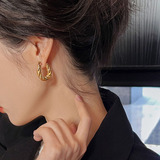 Ретро металлические небольшие дизайнерские серьги с косичкой, коллекция 2023, городской стиль, популярно в интернете, тренд сезона