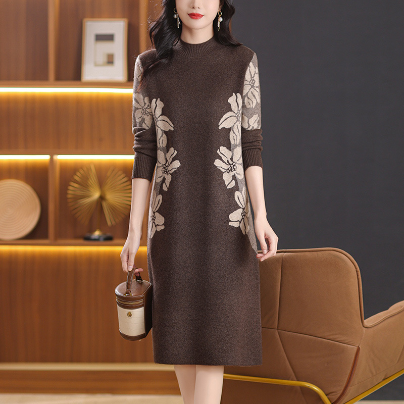秋冬季2024新款中年妈妈加厚内搭配大衣连衣裙女中长款毛衣打底裙