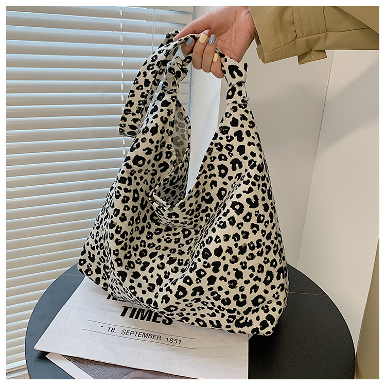 2024 new small leopard print shoulder shopping fashion canvas women's handbag stylish armpit bag_voghion.com