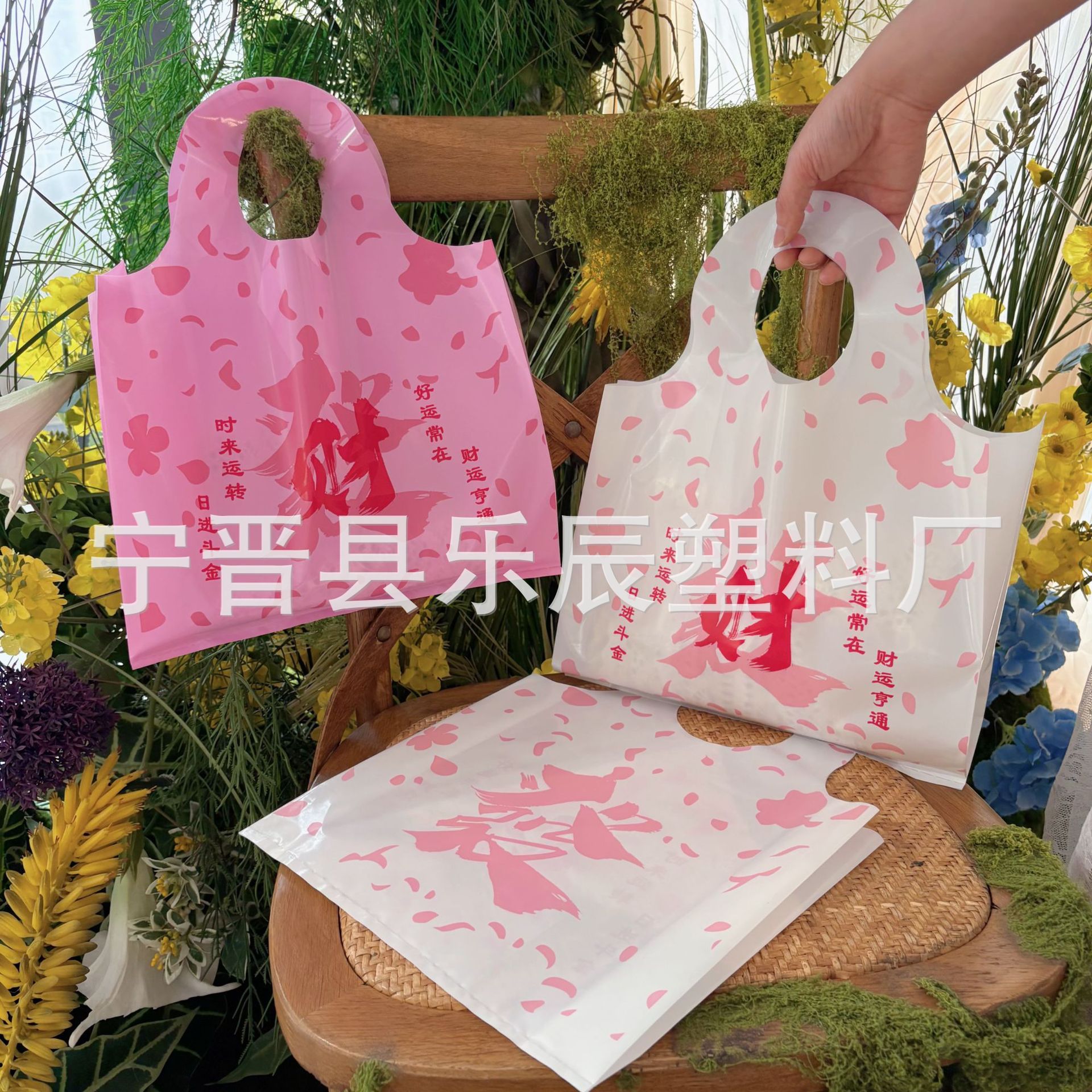 Bolsas redondas al por mayor logotipo de impresión de tendencia bolsas de plástico de moda bolsas de ropa de moda image 4