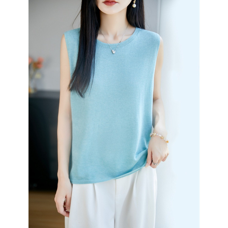 Knitted vest with a round collar