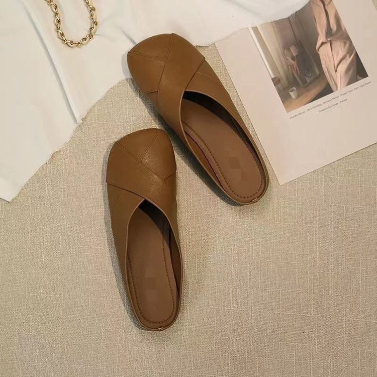 Baotou zapatillas para mujeres 2026 primavera y verano nueva moda exterior de cuero suave zapatos perezosos con suela suave zapatos de cabeza grande zapatillas frías francesas