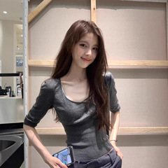韩系休闲风灰色u领中袖t恤女秋季薄款设计感小众辣妹修身显瘦上衣