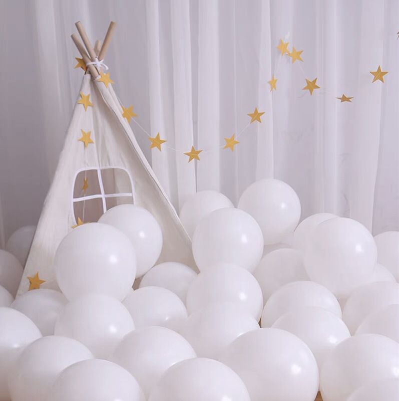誕生日に風船を配置して結婚します。現場に風船を配置します。|undefined