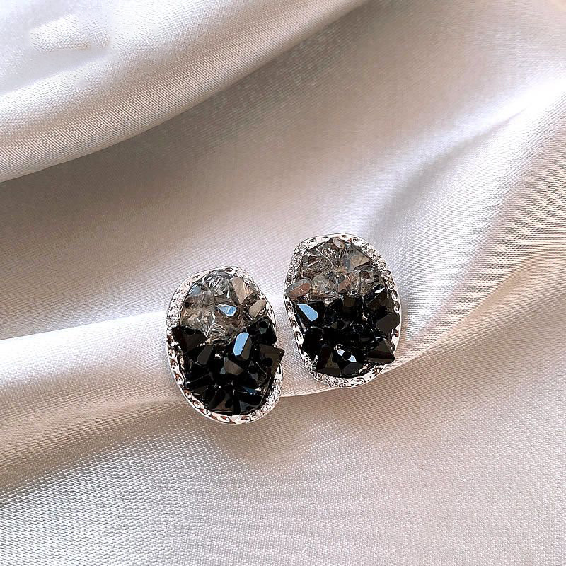 Pendientes geométricos con pliegues irregulares con cuentas de vidrio con aguja de plata Pendientes de alta calidad de temperamento negro Pendientes ligeros de lujo