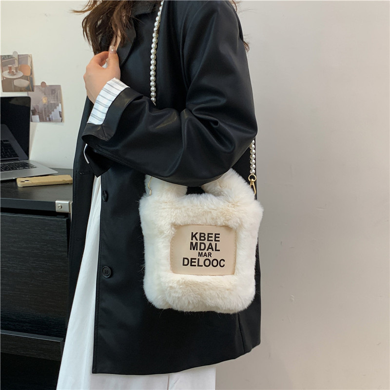 2023 New Winter, Autumn, Winter Versatile, High end, and Small Crowd Crossbody for Women Plush Bucket Chain Bag_voghion.com