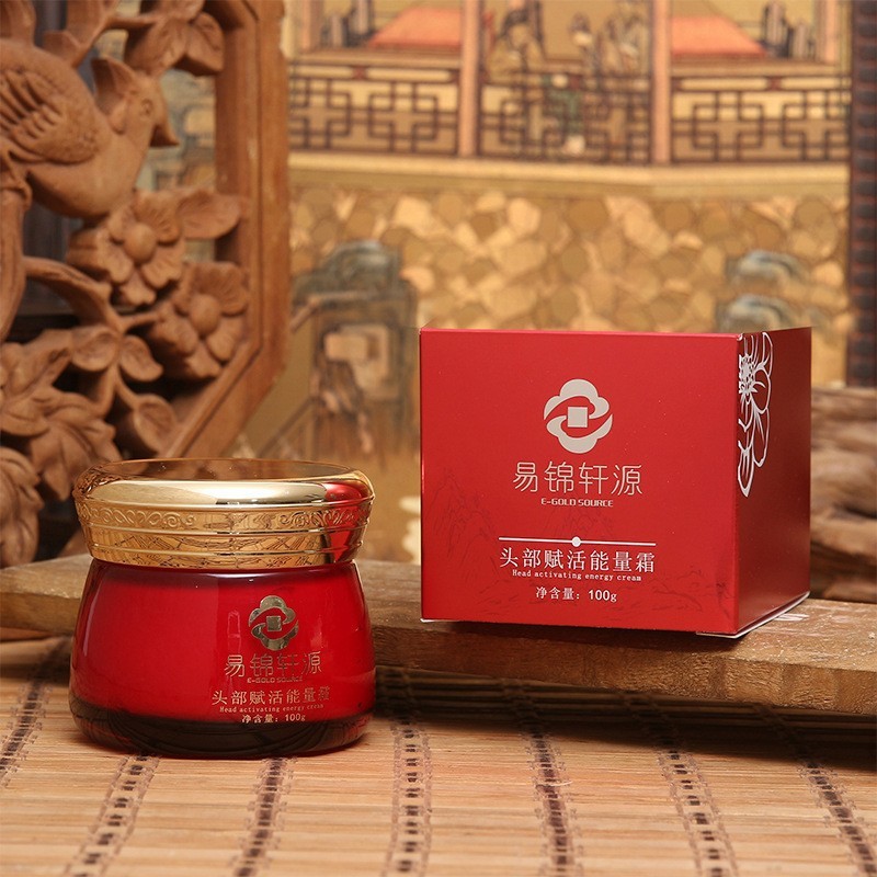 美容院の頭にエネルギークリームを与えています。|undefined