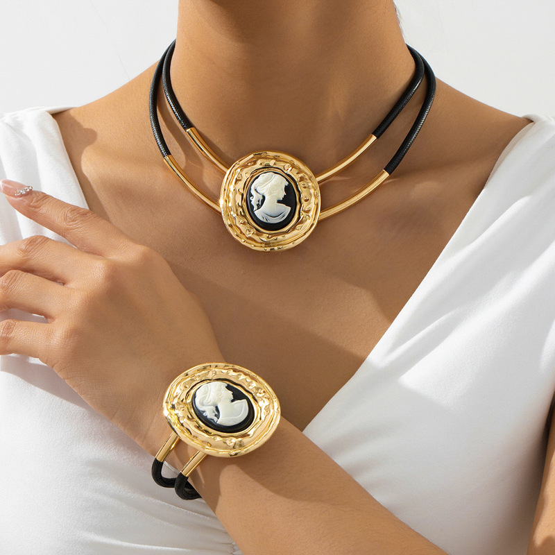European and American women's suit 1 portrait necklace 1 bracelet summer color temperament party dance wedding vacation European and American women's suit 1 portrait necklace 1 bracelet summer color temperament party dance wedding vacation