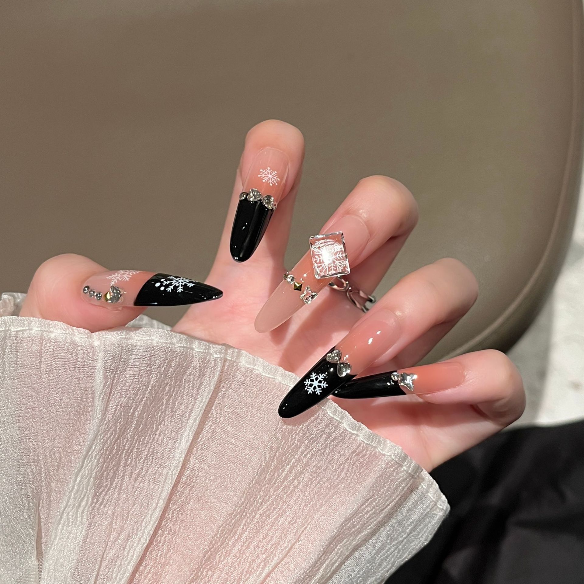 2026 nuevo desgaste de uñas hechas a mano de uñas francesas copo de nieve de otoño y invierno parches de uñas falsas desmontables sensación de alto nivel