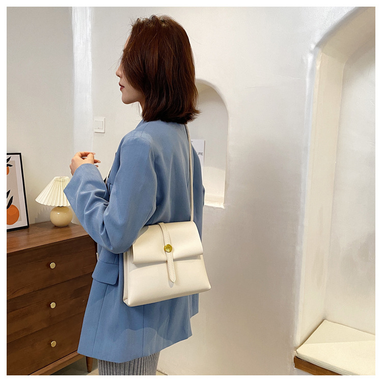 Korean Fashion Simple Messenger Bag display picture 5