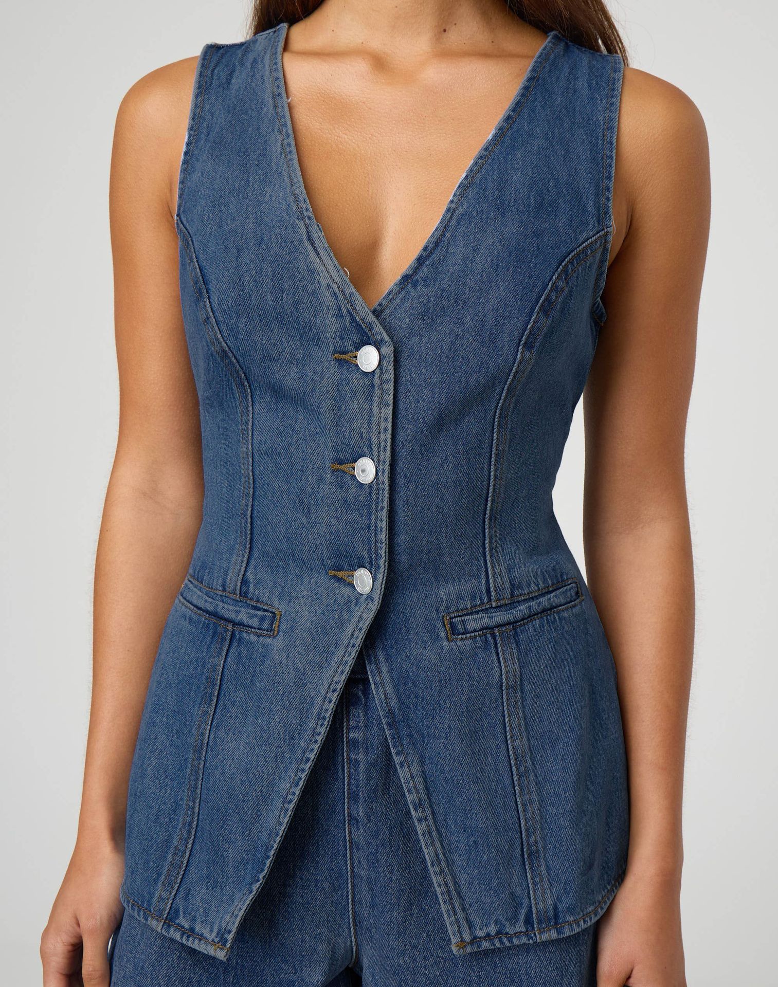 K New Fashionable Sleeveless Waist Cinched High Waisted Loose Denim Shorts Set For Women_ecoleips.com