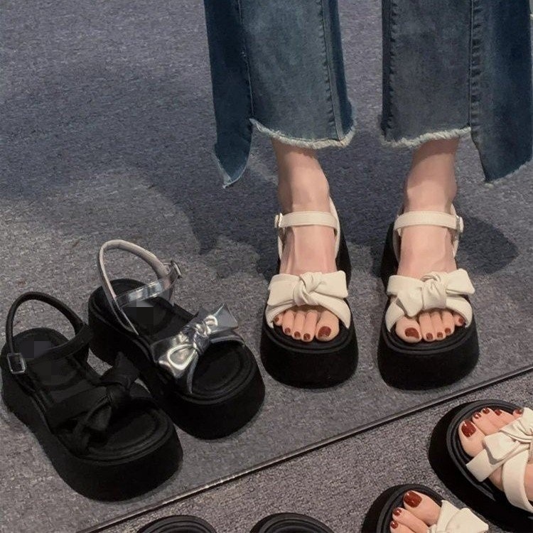 Sandalias de altura de arco para mujeres con suela gruesa hombre pequeño verano de 2026 nuevo estilo universal muffins mujeres romanas