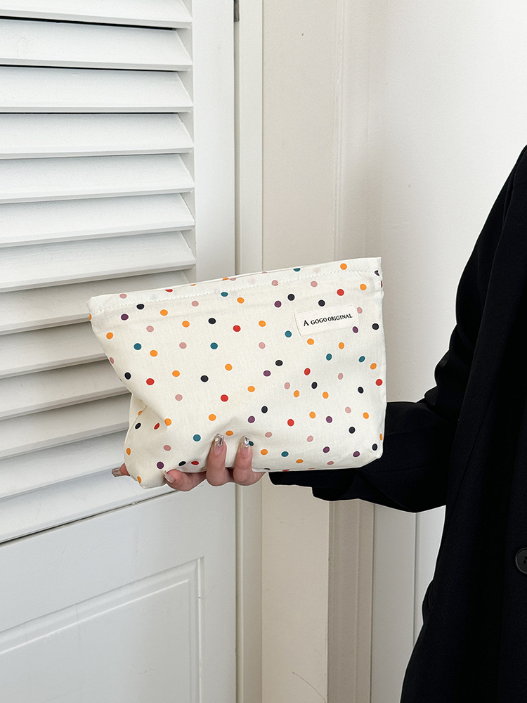 흰색 배경에 물방울 무늬가 있는 대형 사이즈.