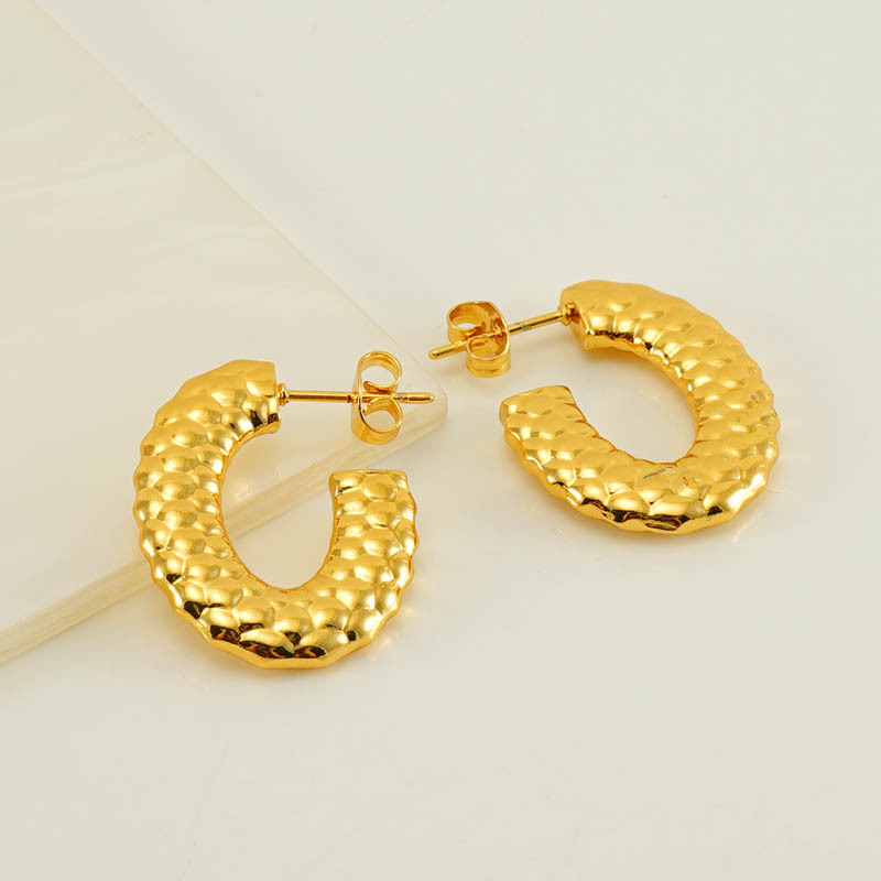 Pendientes de moda europeos y americanos transfronterizos de alto grado de acero inoxidable de oro 18K elegantes pendientes de acero de titanio para mujeres en forma de U