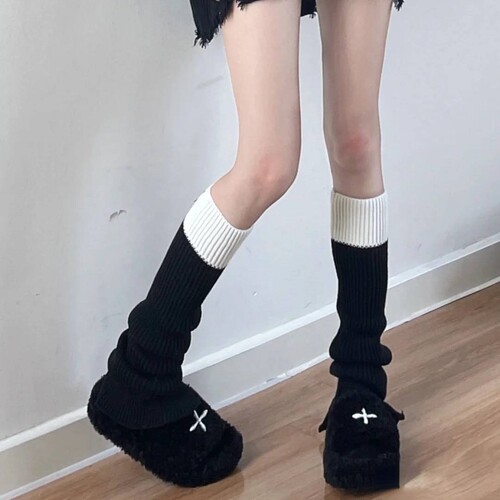 Autumn and winter calf socks leg covers hot girl pile socks female JK wholesale knitted warm retro black and white color matching buttons