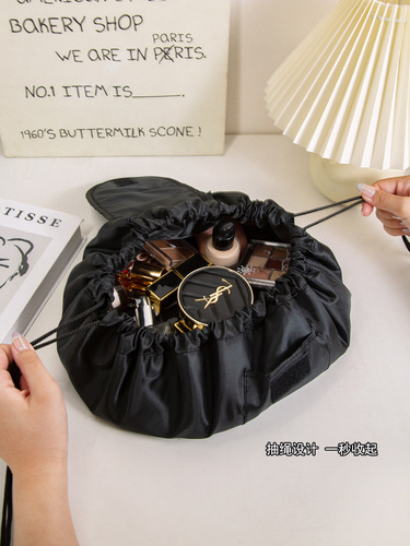 Portable makeup bag with a sense of luxury for women, travel-proof and waterproof storage, large capacity, super hot 2024 new small washroom items box and bag