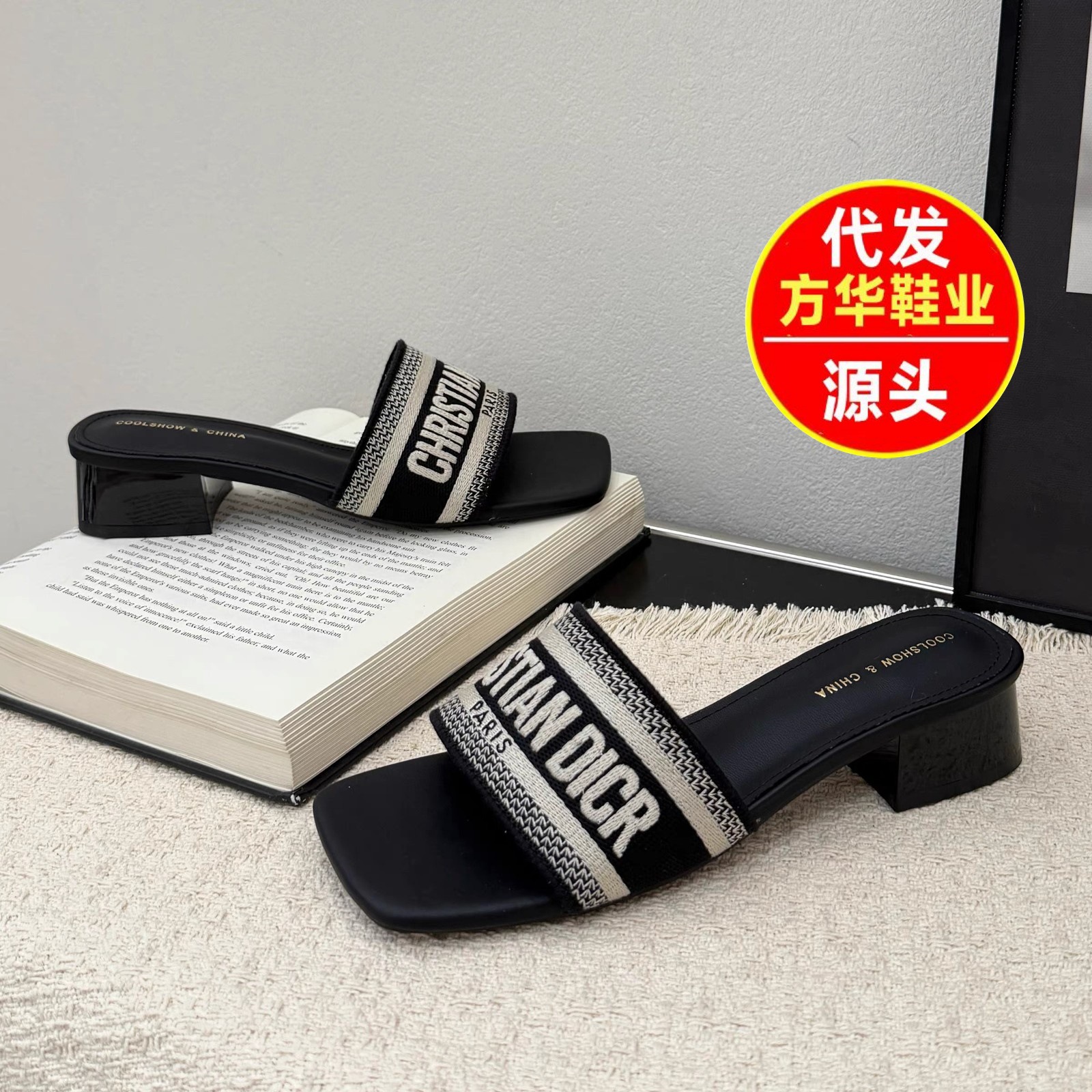 Letras bordadas de talón grueso una palabra zapatillas frías para mujeres 2026 verano nuevo temperamento francés zapatillas de talón medio image 1