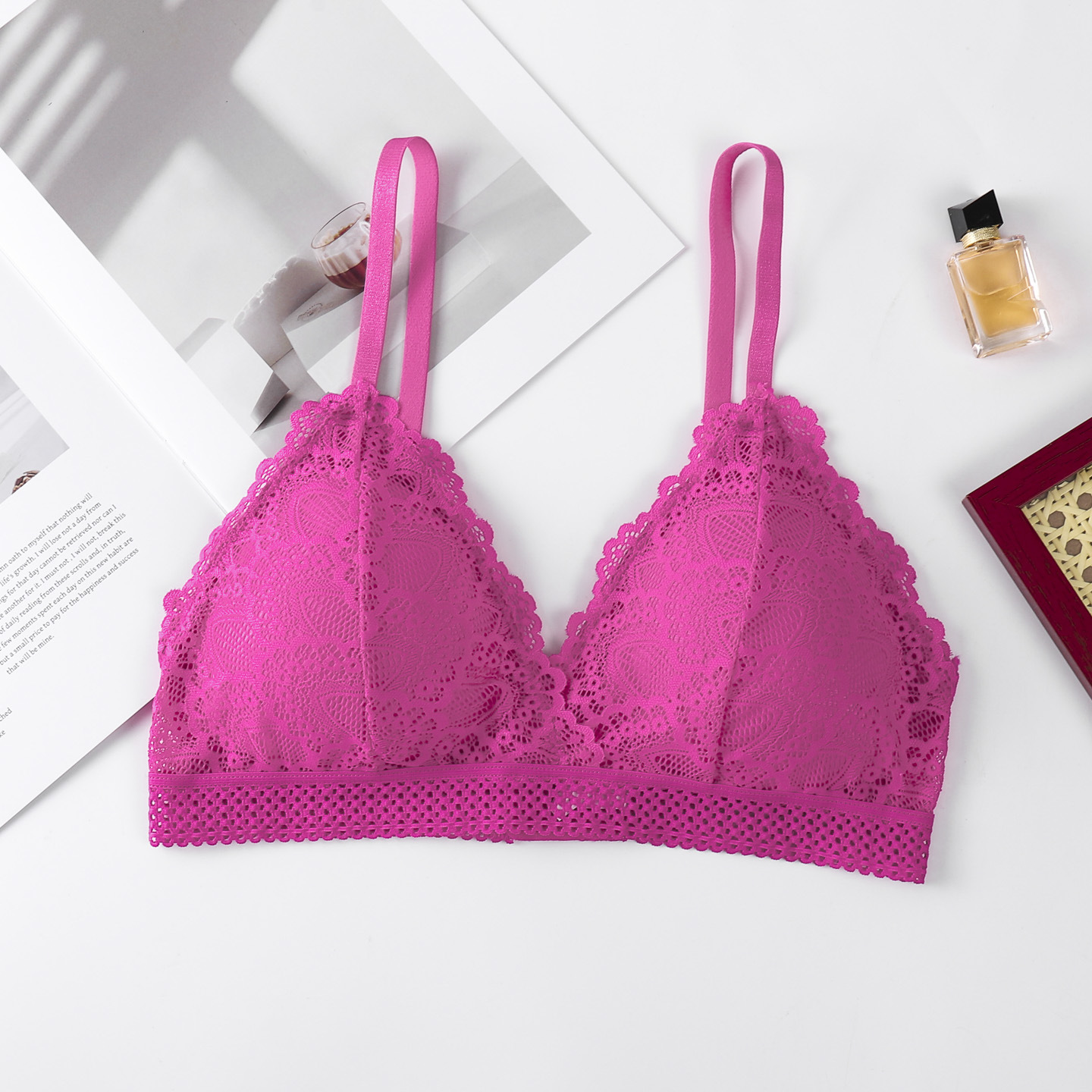 Bra de encaje sin anillo de acero triángulo francés hermosa espalda sexy cabina de soporte para la ropa interior de la niña cómoda y transpirable