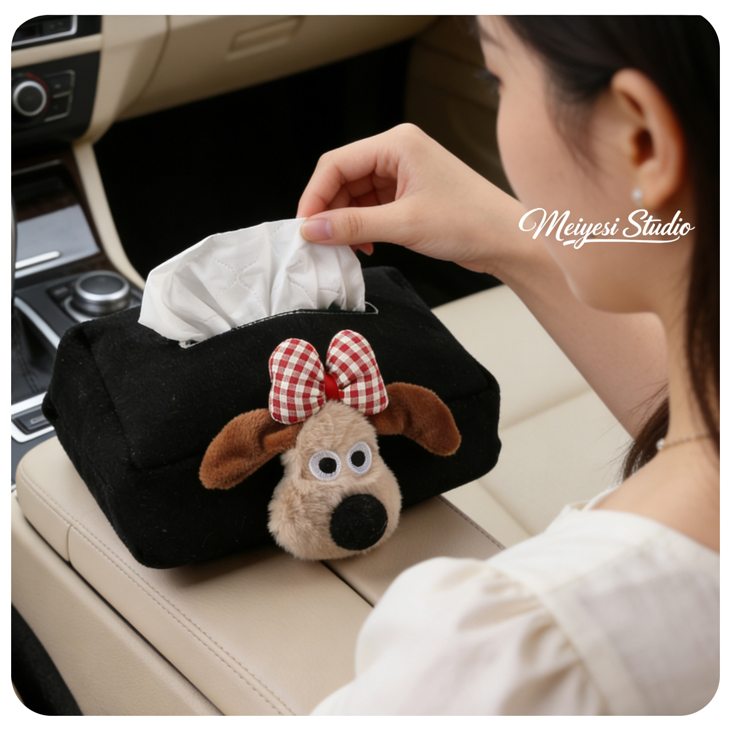 Muñeca encantadora para automóviles en el interior de la caja de reposabrazos de automóviles, caja de toallas de papel, caja de extracción de papel, almacenamiento creativo de alto valor facial, popularidad en línea, mujer