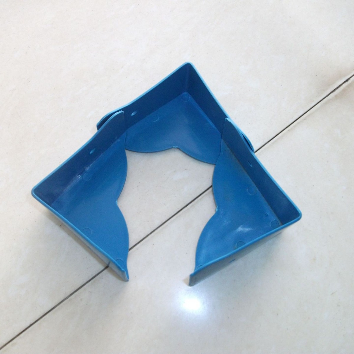 供应兰色大底角 塑料箱子专用包角 塑料大包角 黑色大底角