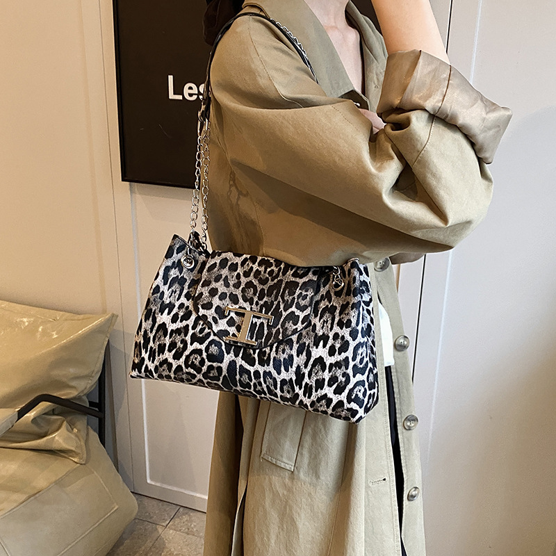 Este año, la popularidad de la bolsa de gran capacidad de leopardo para mujeres 2024 nuevo otoño versátil mochila de viaje bolsa de cadena de hombro