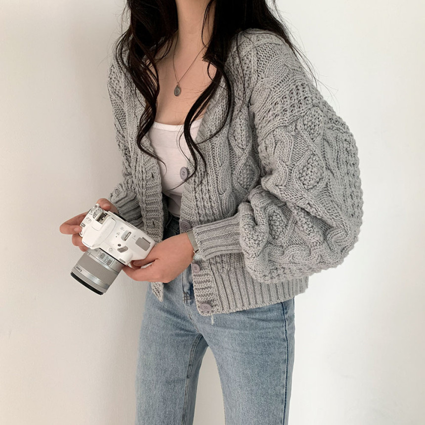 2025 otoño e invierno coreano nuevo estilo suéter torcido chaqueta mujer reducción de edad adelgazante cuello en V linterna manga suéter suelto mujer
