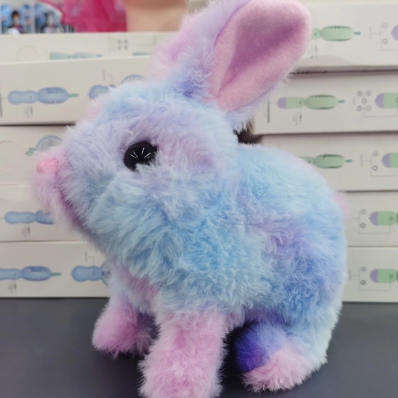 Simulación de juguetes eléctricos de peluche para niños puede caminar y sacude orejas conejos electrónicos biónicos avanzados puestos transfronterizos