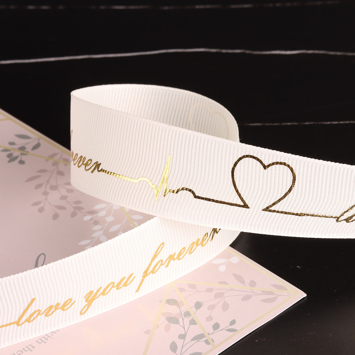 Cinta acanalada con estampado dorado, cinta en forma de corazón para arreglos florales, cinta decorativa, cinta acanalada con diseño de latido del corazón de 2.5 cm, cinta de satén para regalo