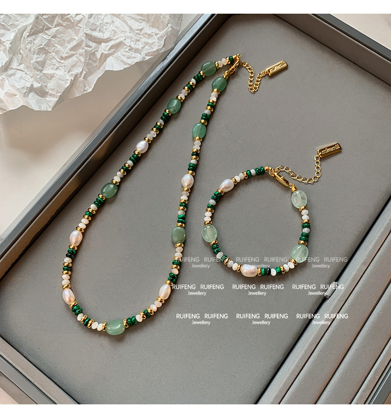 Colar de pérolas de água doce com pedra natural de malaquita_voghion.com