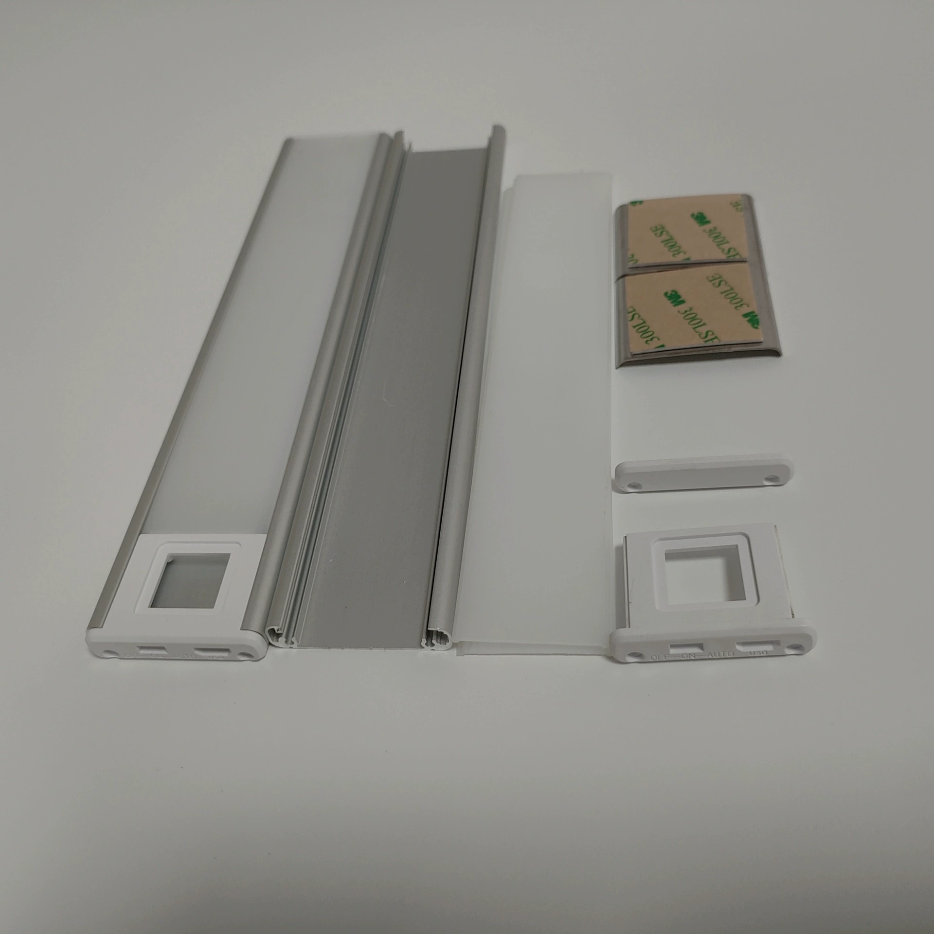 Лампочка Heng Wang? (?) Нет, исходный текст: " Lamp, spot lighting, LED linear light, ceiling light strip for living room". Перевод: "Лампa Huiwang, точечное освещение, светодиодная линейная подсветка, потолочная световая лента для гостиной"