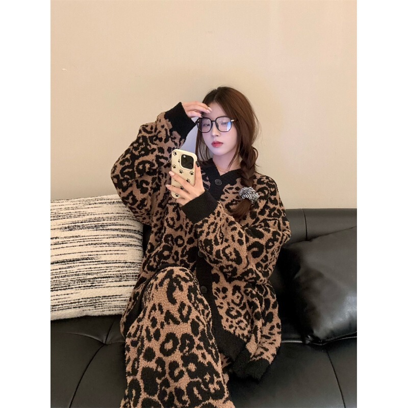 Purely Sensual and Sexy Leopard Print Half-Velvet Pajamas, New Winter Style, Fleece-Lined and Thickened, High-End Loungewear in Stock Purely Sensual and Sexy Leopard Print Half-Velvet Pajamas, New Winter Style, Fleece-Lined and Thickened, High-End Loungewear in Stock
