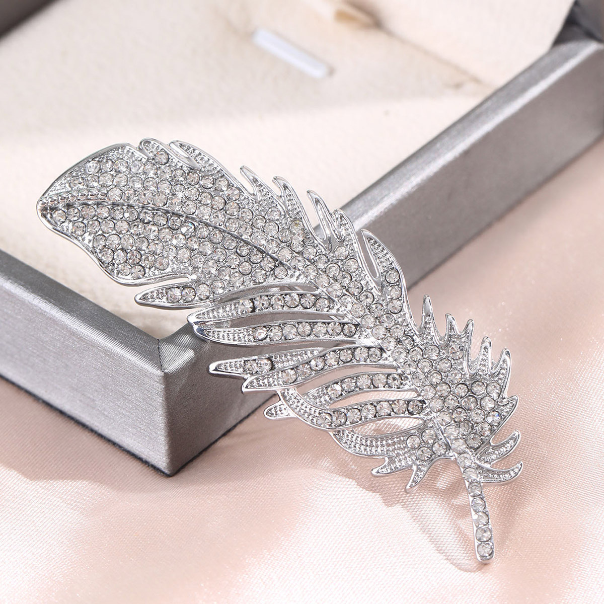 Estilo coreano broche de plumas de las mujeres de alto grado nicho con incrustaciones de circón ramillete elegante traje accesorios Regalo De vacaciones PIN image 5