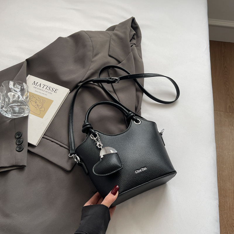 Moda de verano bolso de cubo de mano mujer 2025 nuevo producto diseño de nicho bolso de viaje bolso de mensajero casual simple