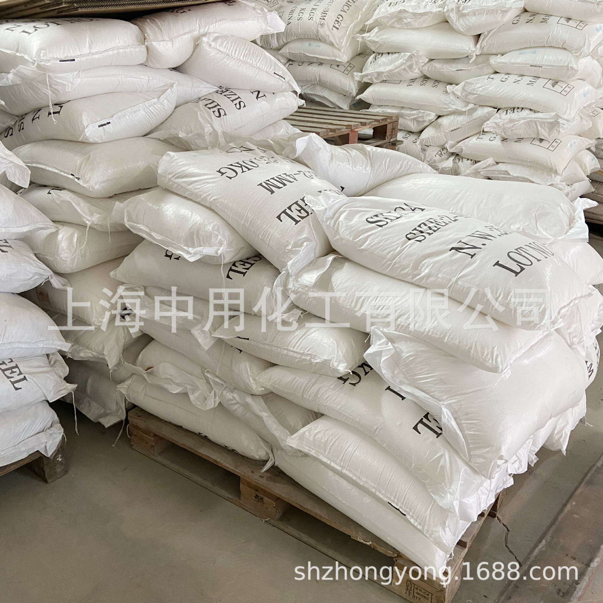 批发细孔硅胶干燥剂原料2-4mm半透明颗粒状干燥剂原料防潮吸湿