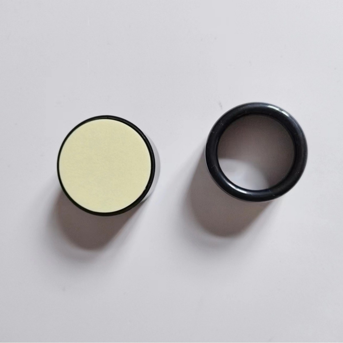 Toalla de gancho pequeña creativa, etiqueta adhesiva fuerte sin costuras en forma de cruz, gancho anticolisión sin perforar gancho redondo detrás de la puerta