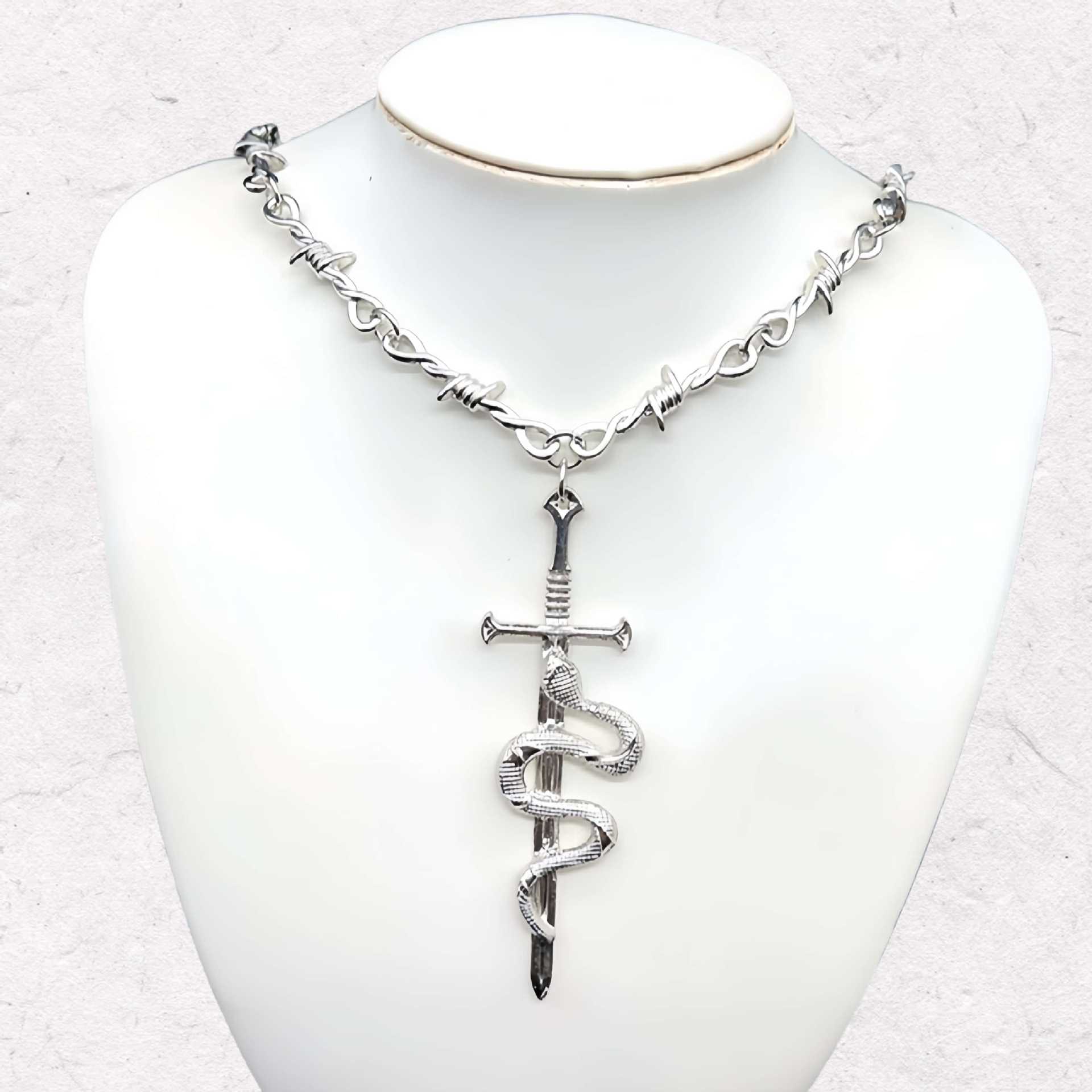 Hot-Selling Foreign Trade Thorn Necklace Unisex Accessory Punk Gothic Heart Necklace Fashion Personality Pendant