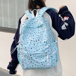 �¿����e���c���Ǵ������p���У�@�LŮ���������_�W�ٴ��p�㱳��