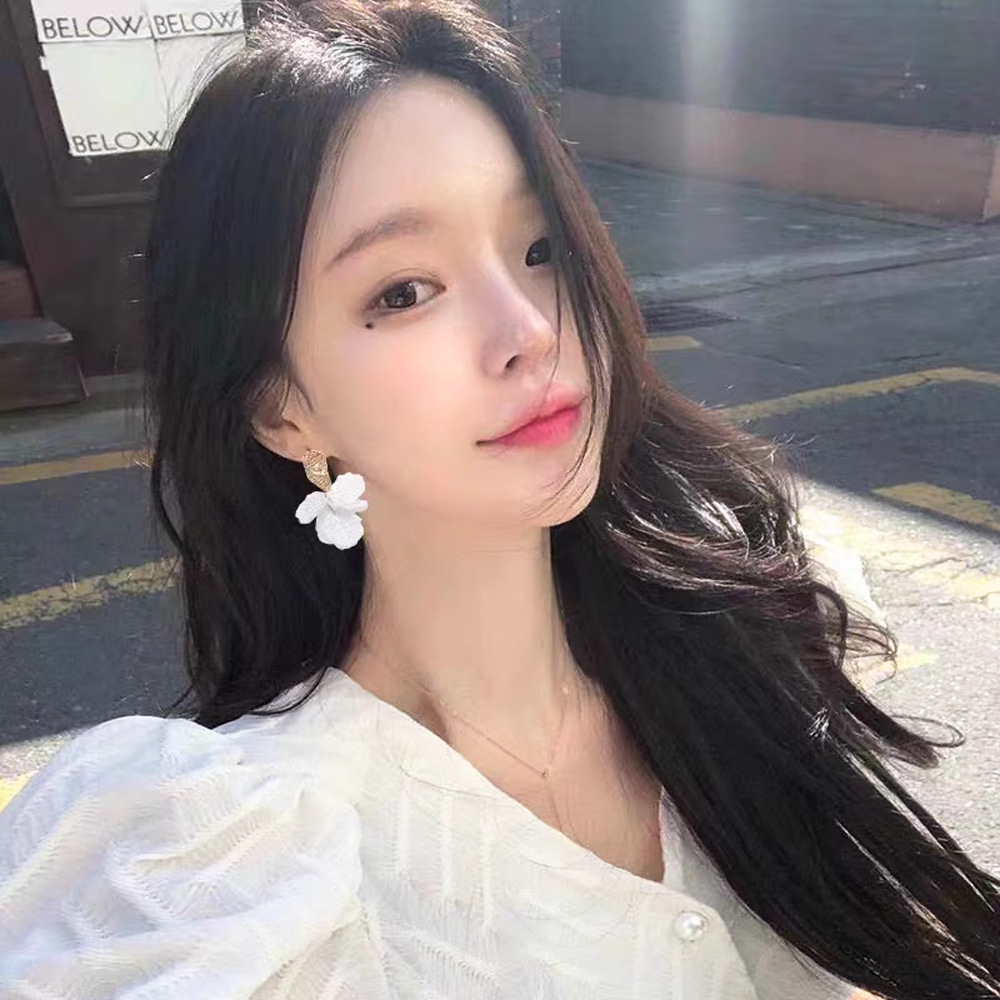 Pendientes de concha de textura irregular con pliegues de aguja de plata Pendientes de temperamento de moda simple Pendientes elegantes de lujo ligero de alta calidad