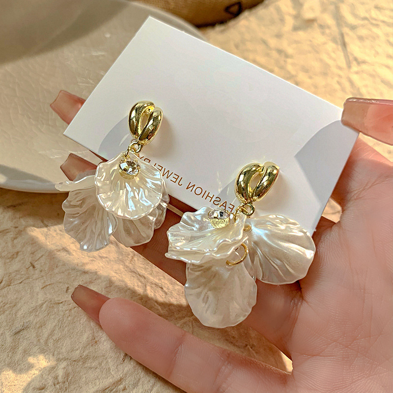 Elegant summer fashionable trend sophisticated fresh earrings