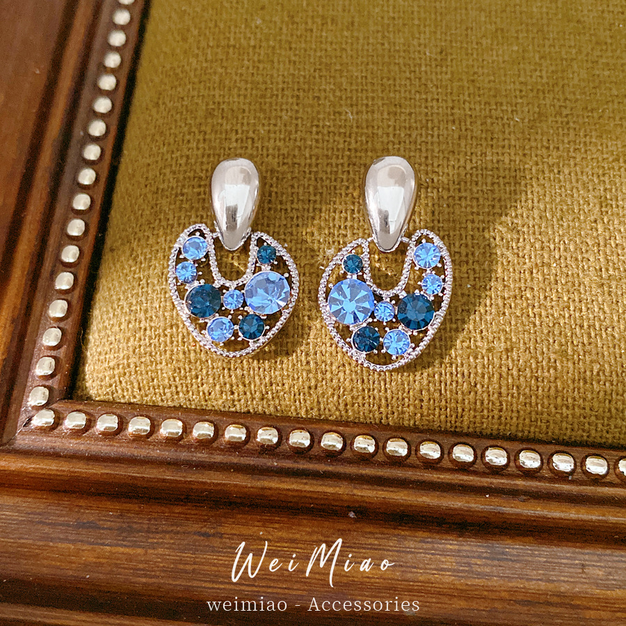 Agujas de plata con diamantes huecos pernos redondos azules personalidad de moda pendientes de lujo ligero pendientes de alta calidad para mujeres