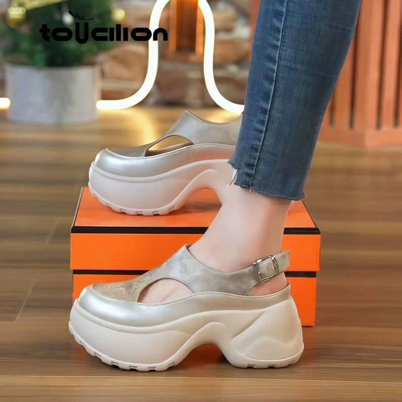 Брендовые маленькие сандалии на толстой подошве для увеличения роста для женщин, летняя верхняя одежда, новые пляжные сандалии на высоком каблуке на платформе 2025 года