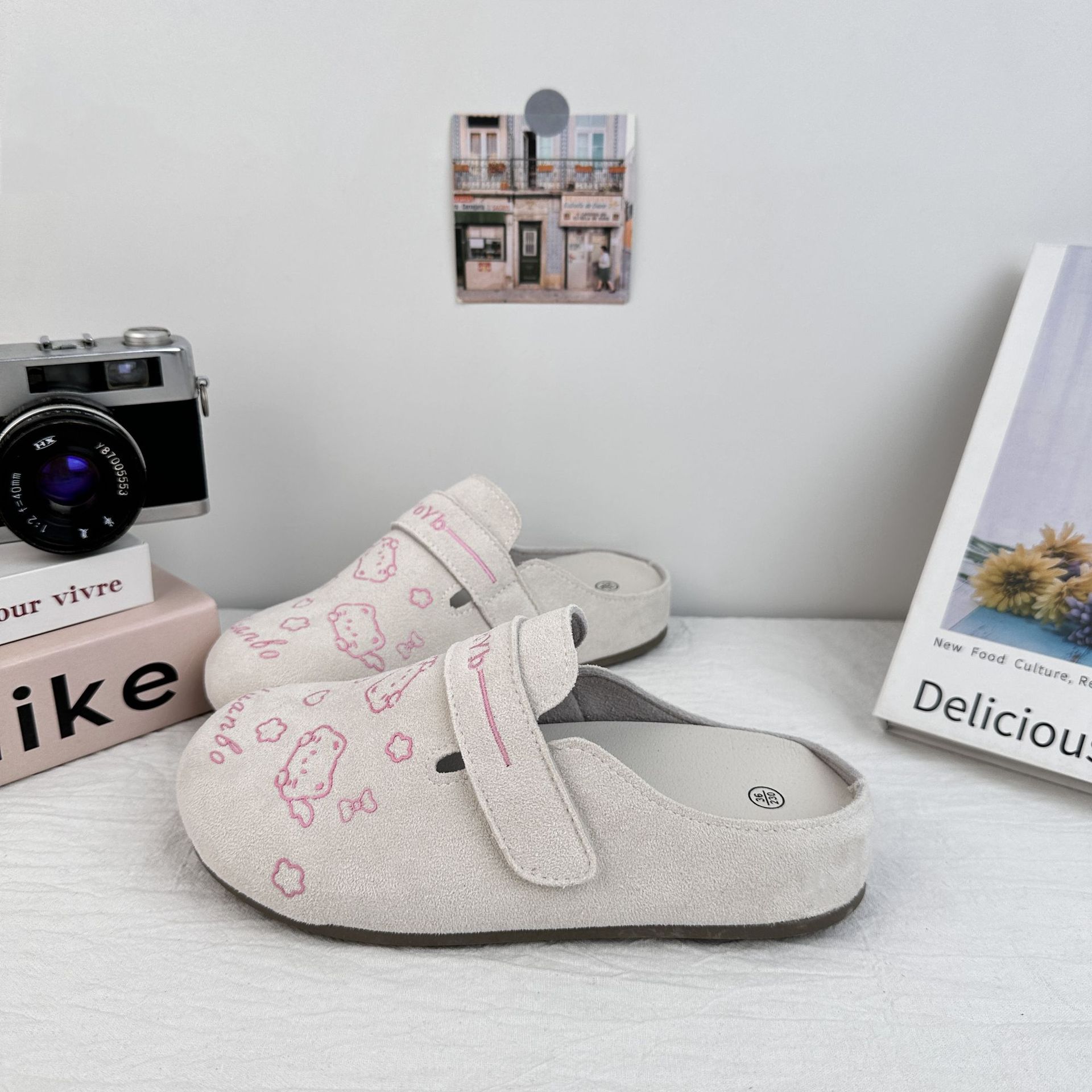 Yuanbo verano 2025 nuevo tipo de zapatillas de la gente perezosa con base plana, zapatos casuales versátiles, zapatos de burken con cabeza de bolsa y medio trapezo