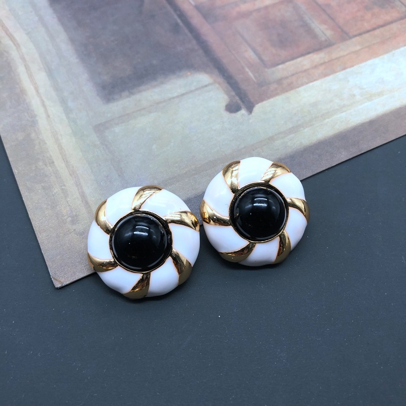 10g Weight No Inlaid Inlay Material Earrings, Ear Studs Classification Travel Occasion Heart Pattern Women'S Gender Fashion Style White, Green, Gold, Silver, Black Color Electroplating Real Gold Color Enamel Glaze Flower Pearl Gems Ear Clip Wholesale 6