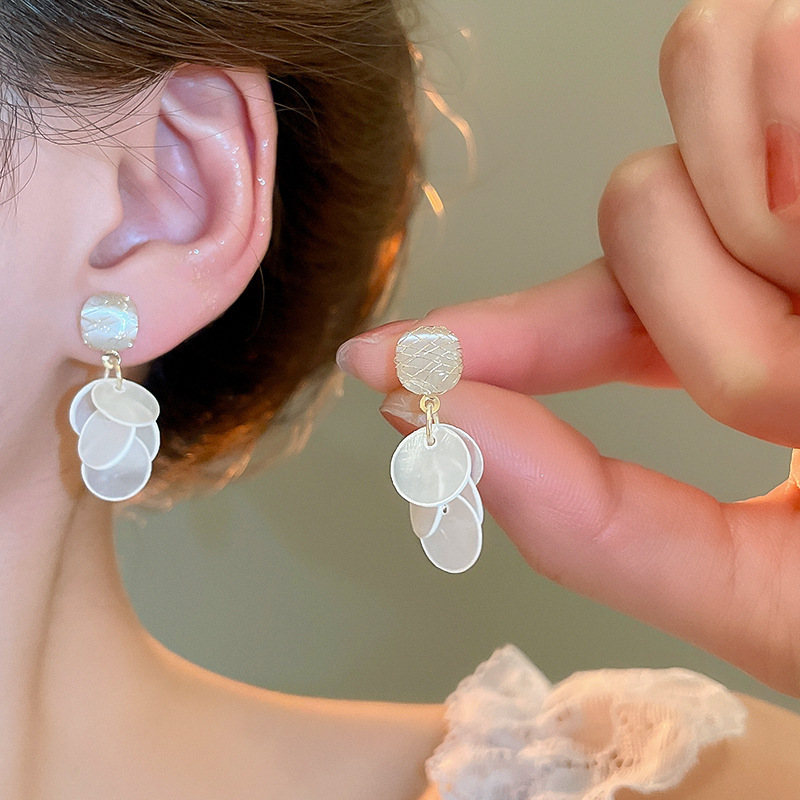 Pendientes de borla de concha blanca redonda con aguja de plata Pendientes de todo fósforo de moda de estilo de vacaciones Pendientes de alta gama de nicho al por mayor