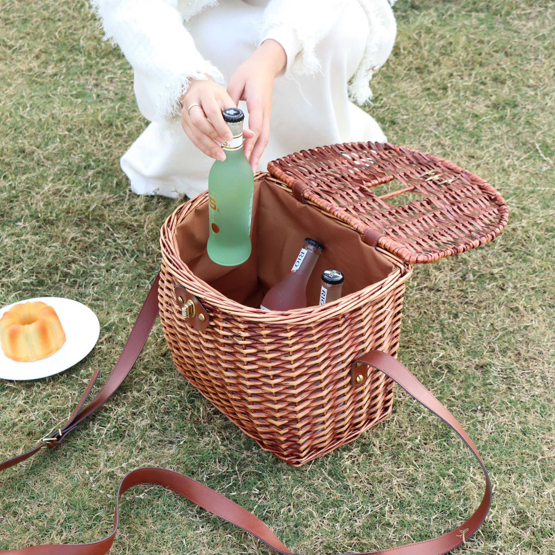 Cesta de picnic de ratán personalizada con tapa Bolso diagonal de un solo hombro de recuerdo tejido a mano Cesta de almacenamiento de frutas para salidas al aire libre