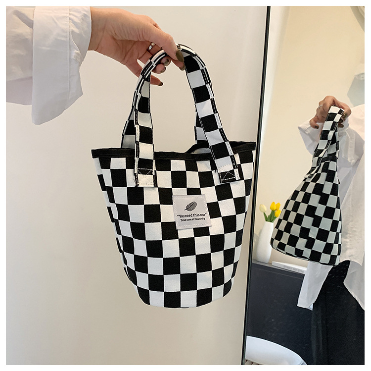 A fashionable new Japanese and Korean chic black and white checkered canvas bag, a large-capacity single-shoulder bag for women, and a simple student handbag undefined
