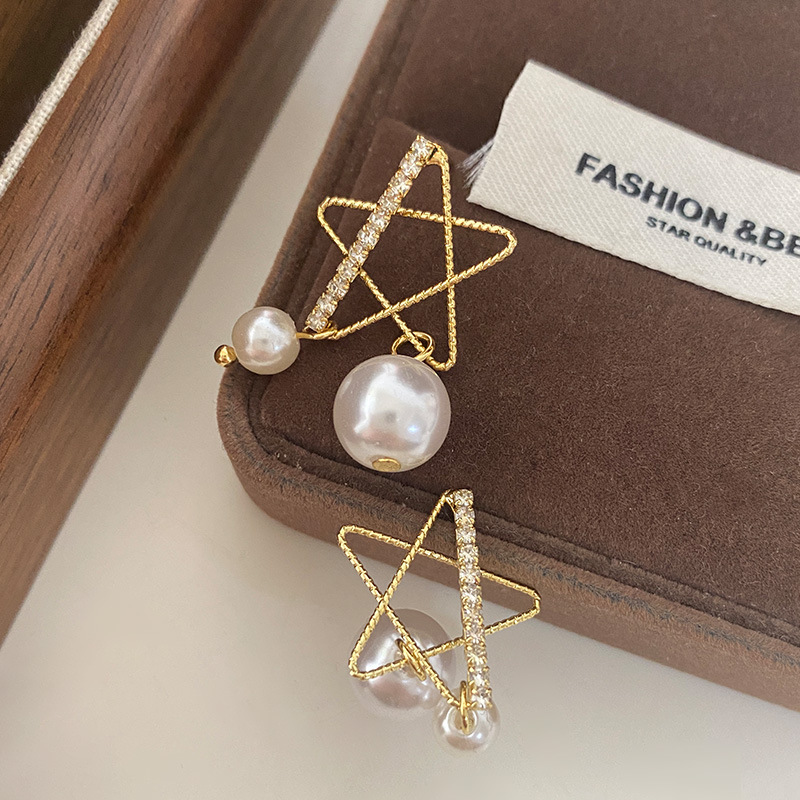 Five pointed Star Earrings Exquisite Small Earrings 2023 New Fashion Diamond Inlaid Light Luxury High Grade Pearl Autumn and Winter Earrings for Women