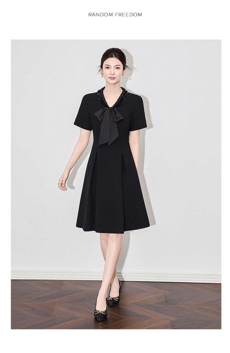 Đầm liền nữ cổ chữ V xếp ly tay lỡ, chất liệu sequin lấp lánh kiểu dáng quý bà — Màu xanh lam nhạt chi tiết 13