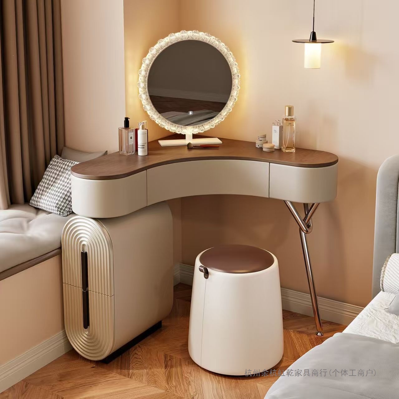 Mini estilo italiano arco armario de tocador en una pequeña esquina de dormitorio triangular mini mesa de maquillaje de lujo